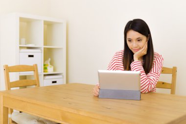 Asyalı kadın tablet üzerinde okuma