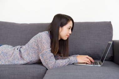 Evde dizüstü bilgisayar kullanan Asyalı kadın