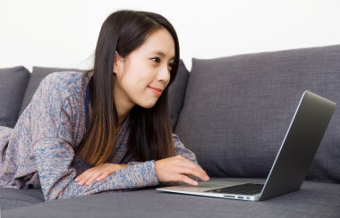 Asyalı kadın evde bilgisayar kullanma