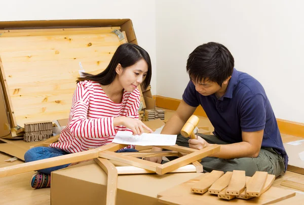 Pareja asiática montando muebles nuevos — Foto de Stock