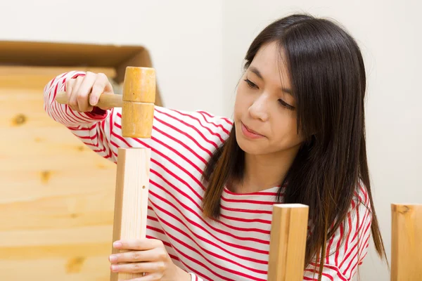 Aziatische vrouw met behulp van hamer voor het samenstellen van — Stockfoto