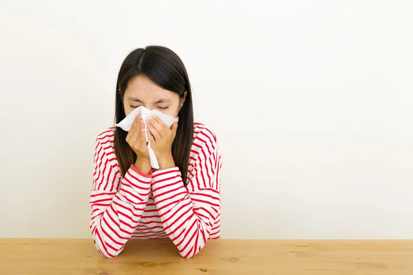 Asian woman get cold — Stock Photo, Image