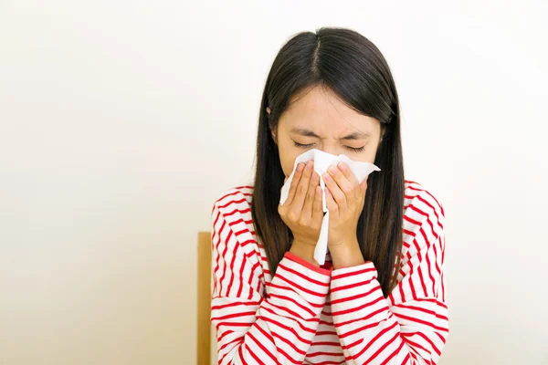 Mujer asiática estornudando —  Fotos de Stock