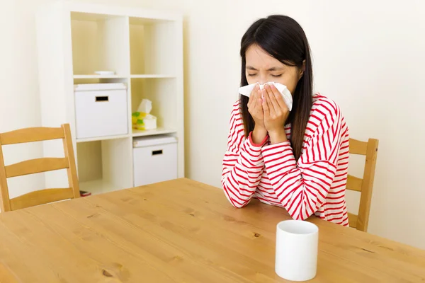 Ázsiai nő az orr allergia — Stock Fotó