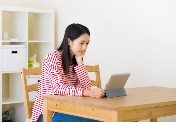 Mujer asiática viendo película en la tableta — Foto de Stock