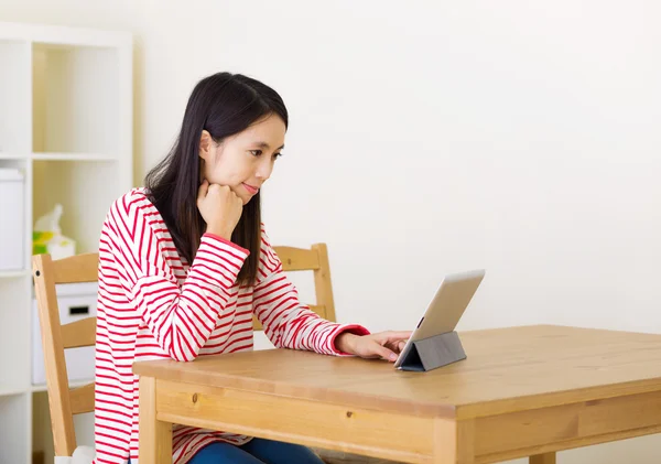 Mujer asiática usando tableta digital en casa — Foto de Stock