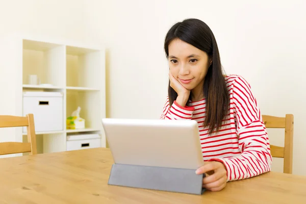 Mujer asiática mirando tableta de ordenador —  Fotos de Stock