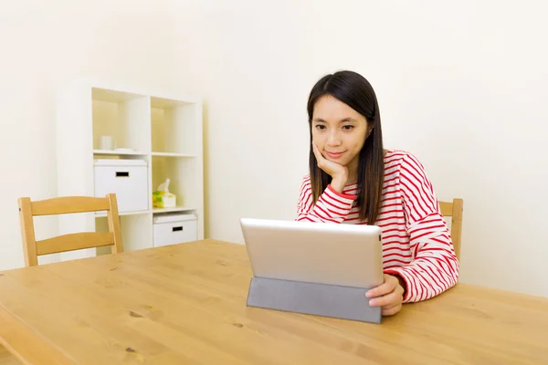 Mujer asiática usando tableta de ordenador — Foto de Stock