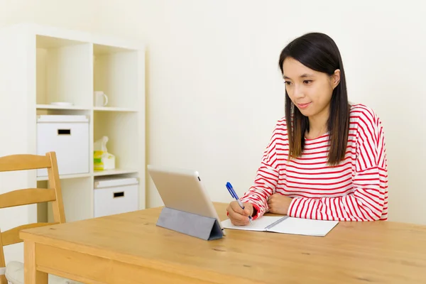 Азиатская женщина учится через цифровой планшет — стоковое фото