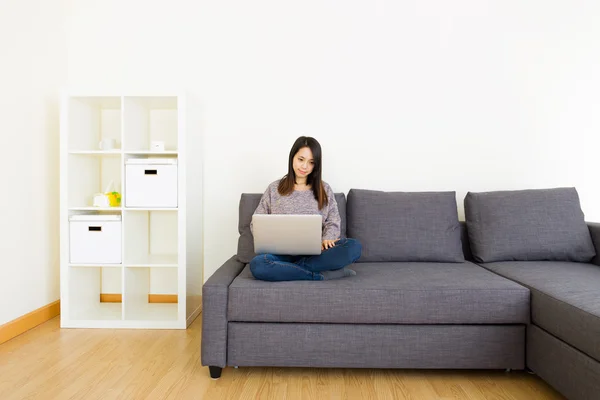 Mujer asiática usando portátil en casa — Foto de Stock