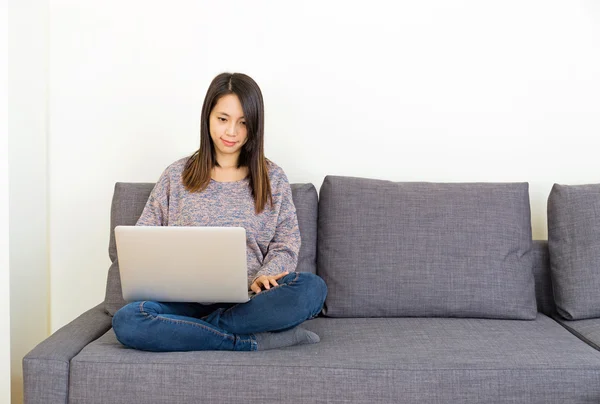 Mujer usando ordenador portátil en casa — Foto de Stock