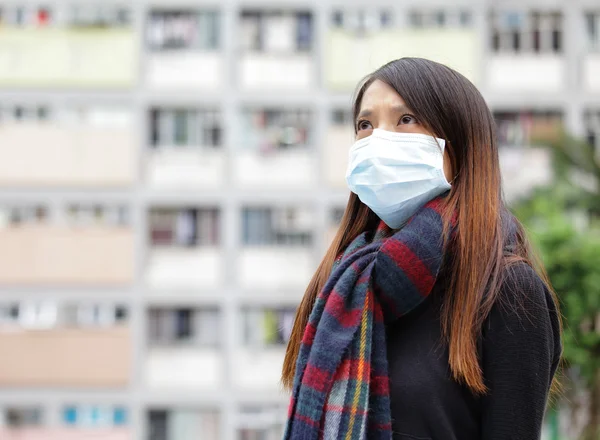 屋外での顔のマスクを持つアジア女性 — ストック写真