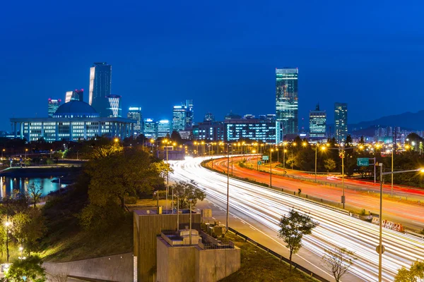 Seoul stad met verkeer trail — Stockfoto