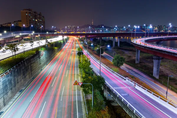 Tráfico ocupado en la ciudad de Seúl por la noche —  Fotos de Stock