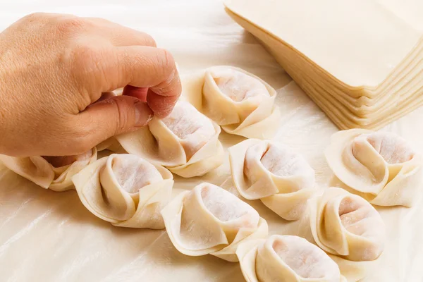 Inslagning kinesisk dumpling — Stockfoto