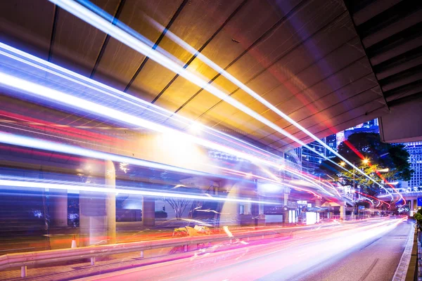 Verkeer parcours in hong kong's nachts — Stockfoto