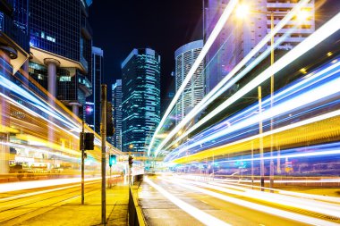Gece şehir merkezinde trafik