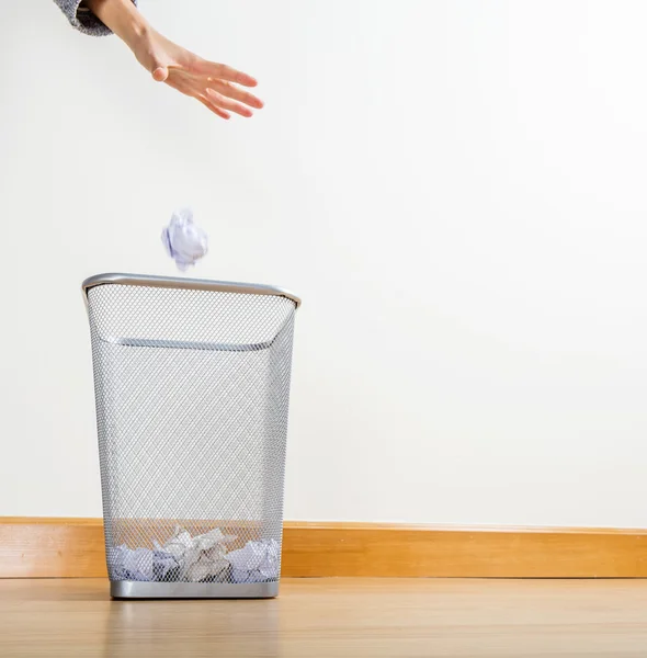 Throwing of paper ball — Stock Photo, Image