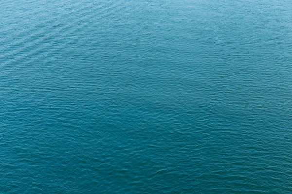 Onda en la superficie del agua — Foto de Stock