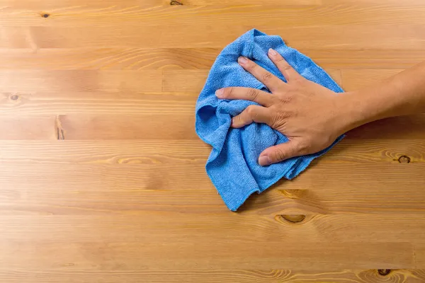 Man cleaning table — Stock Photo, Image