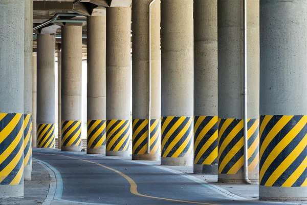 公路道路桥梁的底部 — 图库照片