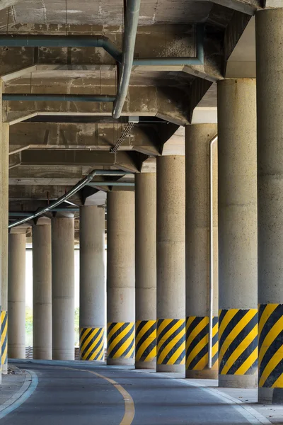 Kijk onder het viaduct — Stockfoto