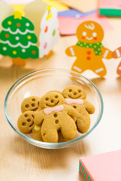 Biscoitos de gengibre e decoração xmas — Fotografia de Stock