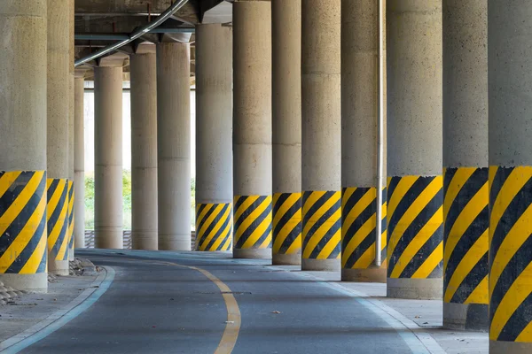 Onderkant van de snelweg wegbrug — Stockfoto