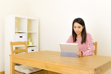 Asyalı kadın evde tablet kullanma