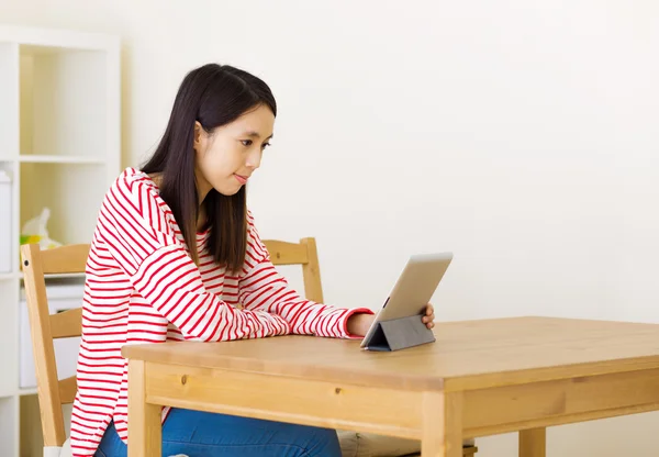 Aziatische vrouw kijken naar Tablet PC — Stockfoto