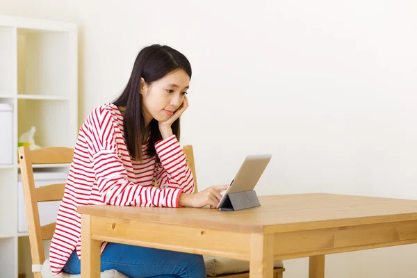 Asiatin schaut Film auf digitalem Tablet — Stockfoto