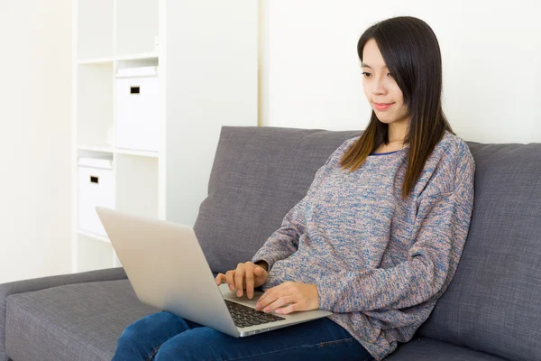 Asiatische Frau arbeitet zu Hause — Stockfoto