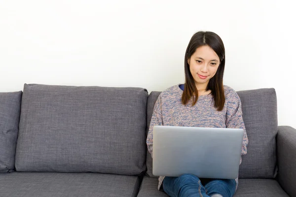 Mujer asiática usando portátil en sala de estar —  Fotos de Stock