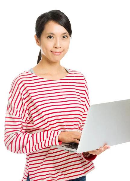 Mujer asiática usando laptop — Foto de Stock