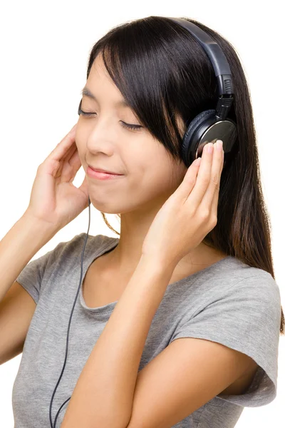 Азиатка слушает музыку — стоковое фото
