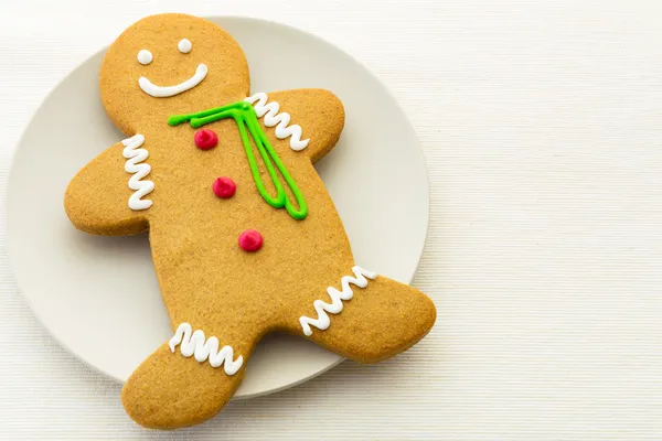 Biscotti di pan di zenzero su piatto bianco — Foto Stock