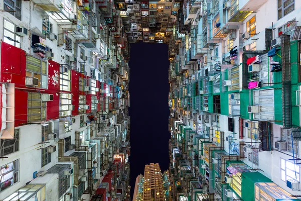 Edificio residencial por la noche — Foto de Stock