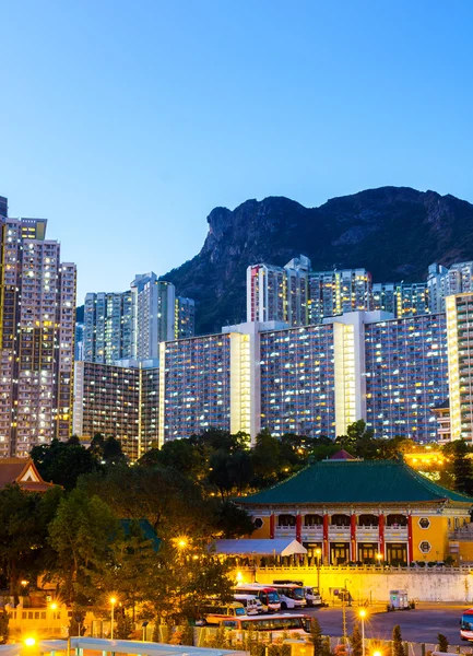 Lado Kowloon em Hong Kong à noite com pedra de leão — Fotografia de Stock