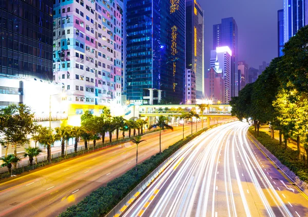 Ocupado camino en la ciudad por la noche — Foto de Stock