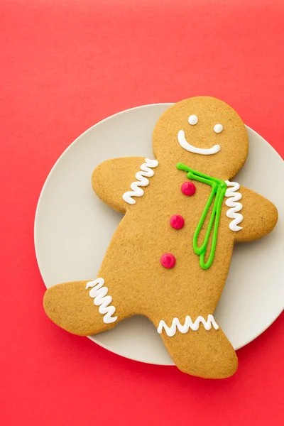 Biscoitos de gengibre com fundo vermelho — Fotografia de Stock