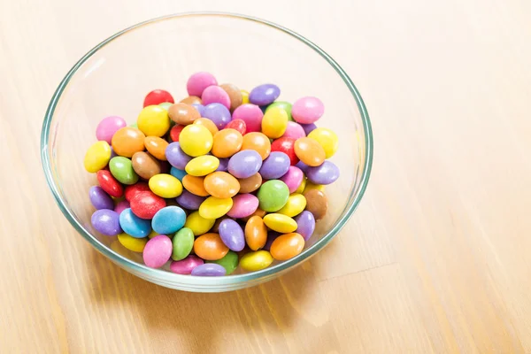 Čokoládové bonbóny v misce — Stock fotografie