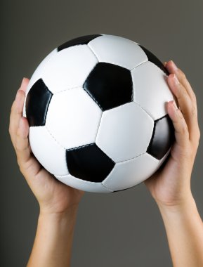 futbol topu tutan el