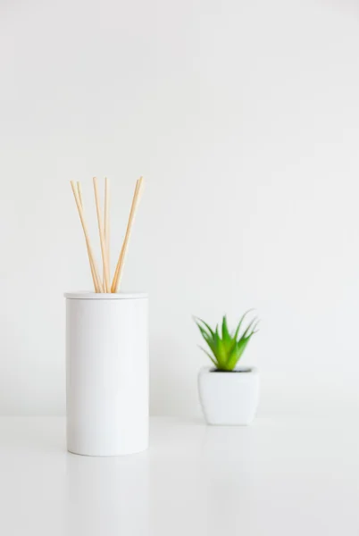 家の香水の香りディフューザーと緑の植物 — ストック写真