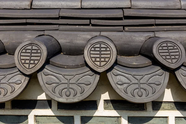 Toit avant-toit du bâtiment traditionnel en Corée — Photo