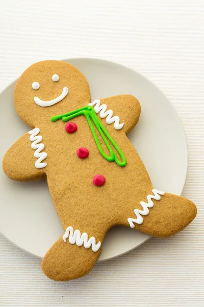 Gingerbread man cookies op witte plaat — Stockfoto