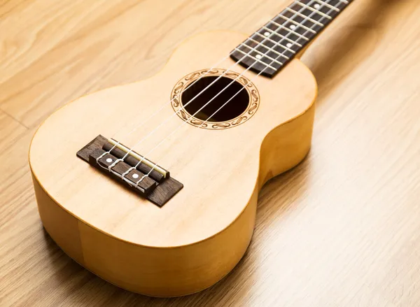 Ukelele over de houten achtergrond — Stockfoto