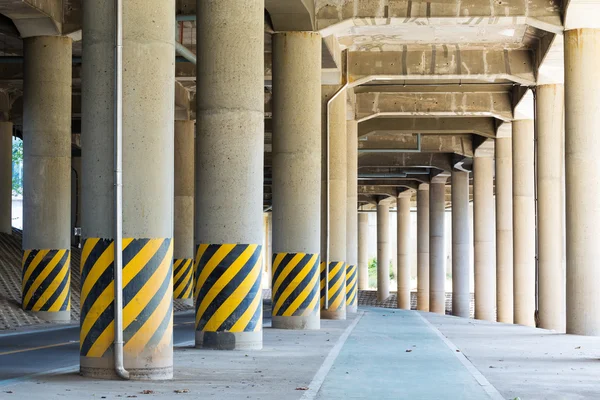 Vista sotto il viadotto — Foto Stock