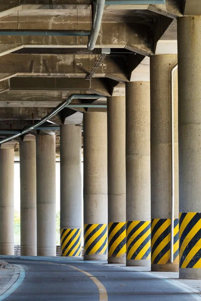 Onderste weergave onder het viaduct — Stockfoto