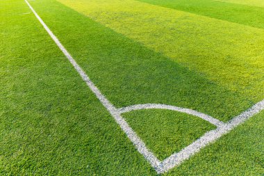 sentetik futbol sahası köşesine
