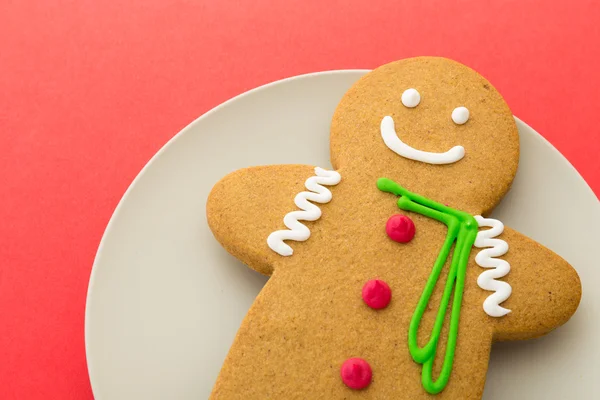 Lebkuchenmann auf rotem Hintergrund — Stockfoto